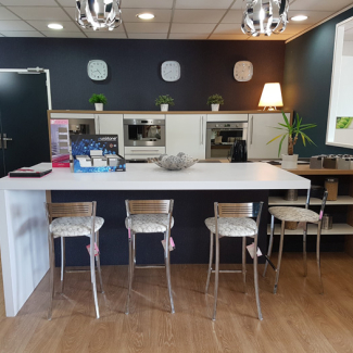 Cuisine blanche bois et gris visible dans le Showroom de Breal sur Montfort