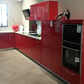 Cuisine moderne rouge réalisée par Meubles Leclerc à Basse Goulaine