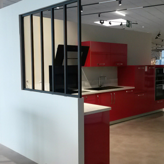 Cuisine rouge avec verrière visible dans le showroom de Meubles Leclerc à Basse Goulaine