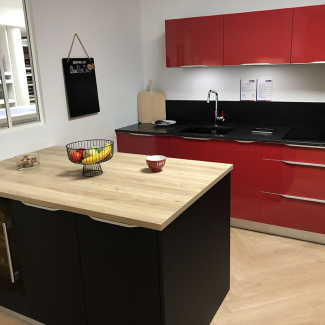 Cuisine moderne rouge et noire