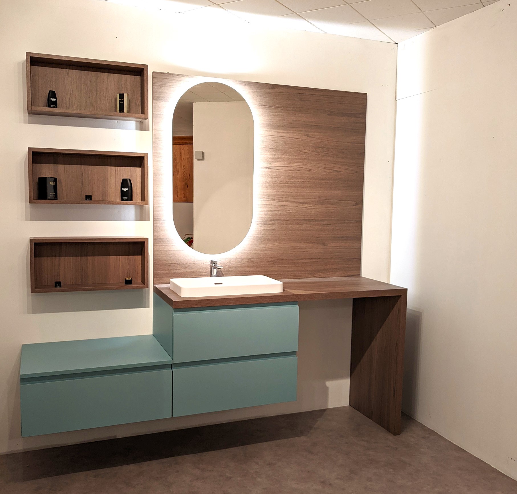 Salle de bain bleu et bois