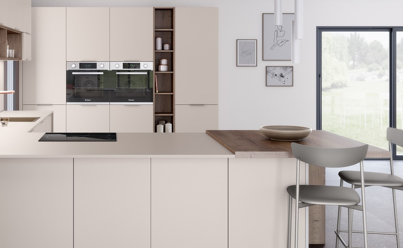 Cuisine moderne table contre un mur